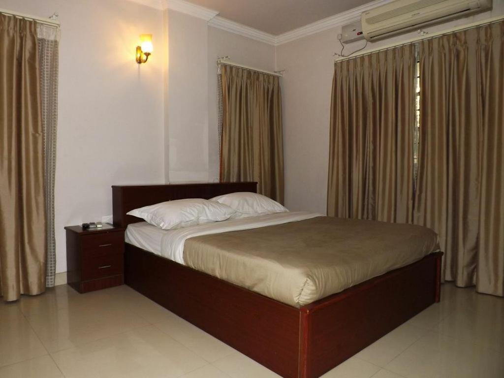 Aston Service Apartment Бангалор Экстерьер фото